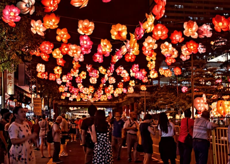 Wedding Proposal Ideas Singapore Under the lights of the lanterns in Chinatown